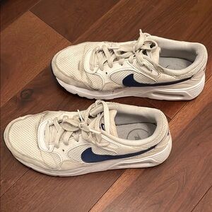 Nike Air Max White Sneakers Blue Swish Classic Design Size 9 Women’s